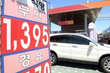 휘발유 가격 6주째 하락…1300원대 주유소 등장
