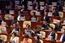 文대통령에 등 돌린 김진태, 손뻗은 나경원… 이언주는? (영상)