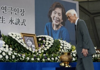 ‘쿨하고 멋있던 배우’ 윤소정, 연극계에 슬픔 남기고 떠났다