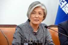 강경화 외교부 장관 첫 인사…오영주·한우정·김면선 발탁