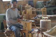 버려진 나무로 반려가구 만드는 시골 목수의 서울 전시