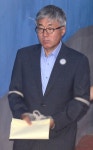 법정 향하는 김종덕, 공판 출석