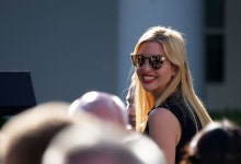 레드 립스틱도 완벽 소화하는 이방카