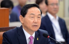 질의에 답하는 김상곤 후보