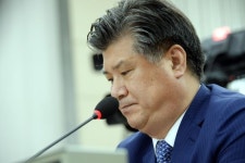 질의 듣는 조대엽 후보자 진지한 표정