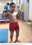 식스팩 넘어 에잇팩…왠지 슬퍼지는 中 7살 몸짱 사진