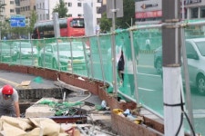  차도로 내몰린 시민 안전 위협