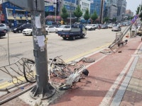 어린이집 버스 돌진에 파손된 가드레일