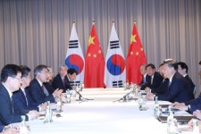 테이블에 앉은 한중 정상
