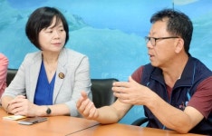 이야기 나누는 이정미-최종진