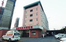 안내직원이 아닙니다 이 병원 이사장입니다