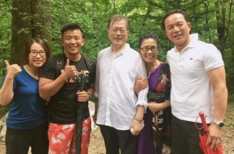 휴가 중 시민들과 기념촬영하는 문재인 대통령