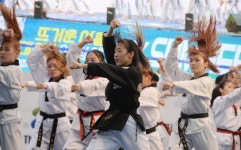 태권 소녀들의 공중 발차기