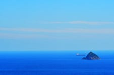 파란 물감을 뿌려놓은 듯 … 푸른 남해바다