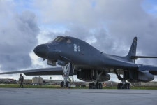 괌 앤더스공군기지에서 출격 준비중인 장거리 폭격기 B-1B