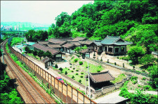 임청각은… 이상룡 선생 생가, 일제가 마당에 철길