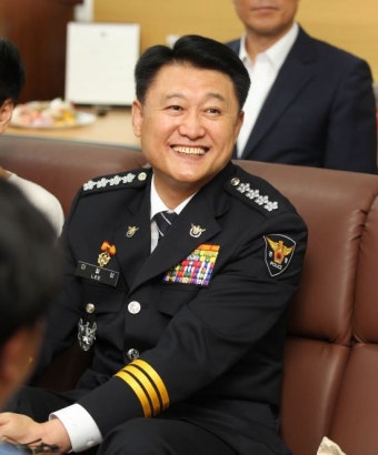 기자 간담회 도중 환하게 웃는 이철성 경찰청장