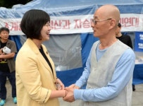 이정미 대표, 조계종 적폐청산 촉구 단식 중인 명진스님 방문