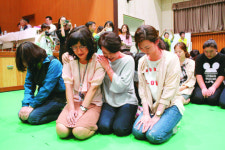 [포토] “제발 학교 짓게 해주세요”… 무릎 꿇은 장애학생 엄마들