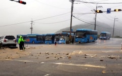 경남 거제, 폭우에 토석까지 ··· 통제된 도로