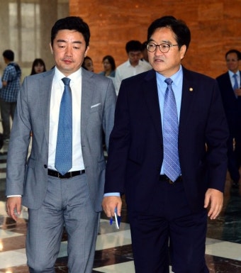 비공개 의원총회 참석하는 우원식-강훈식
