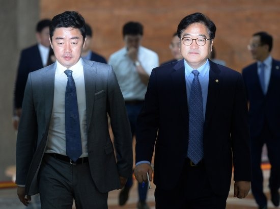우원식 국회의장과 강훈식 대통령 비서실장, 협력 강조하여 민생과 경제 문제에 힘 합치기로 합의