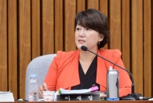 김명수 후보자에게 질의하는 이재정 의원