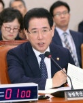 질의에 답하는 김영록 농림부 장관