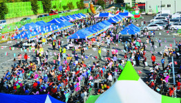 초교파로 힘 모으니 온 마을이 축제로 흥겨워요