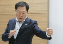 폭행 상황 재연하는 박계용 영동군의원