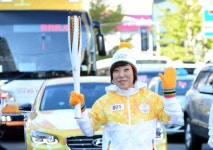 [포토] 성화봉송 닷새째…활짝 웃는 ‘자갈치 아지매’