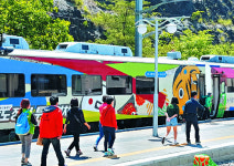 단양 구경시장 관광객 발길 몰린다