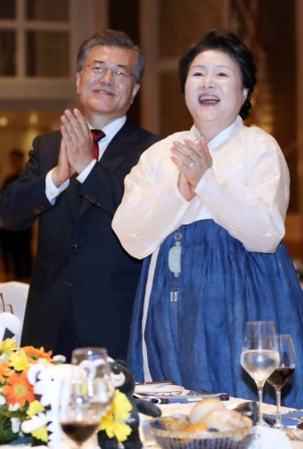 ‘말춤’ 추는 김정숙 여사 본 문 대통령 표정 (사진)