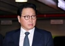 ‘지금 헤어지러 갑니다’… 서울가정법원 들어서는 최태원 회장