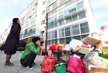 [포토]어지러움 느끼는 대성아파트 주민