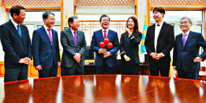 文 대통령, 올 사랑의 열매 1호 기부금 쾌척