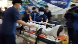 병원으로 이송되는 선창1호 실종 선장 시신