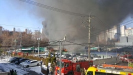 불길이 치솟는 서초구 재활용센터 화재현장