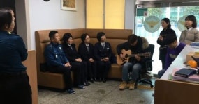 [영상] “경찰분들, 힘내세요!” 부산 음대생들 특별한 공연