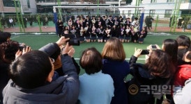 [하루&]‘저희 졸업했어요’1월의 졸업식을 맞은 학생들