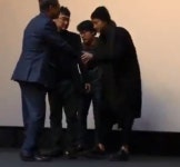 눈물 닦다가 깜짝 놀라 문 대통령과 90도 악수하는 강동원 영상