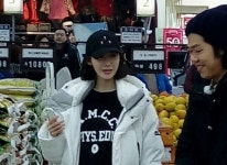 ‘효리네 민박2’ 첫 촬영… 마트서 아르바이트생 윤아 포착 