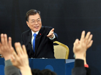 [文대통령 신년 기자회견] 첫 대통령 지명식 회견… 생동감 있지만 중복 많고 중요 정책 빠져