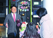지역 부모들에게 문 열었더니… 교회 문 안이 꽉찼다