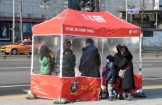 [하루&] 추위야~ 이따 봐!… 유독 북적인 정류장 ‘온기텐트’의 하루