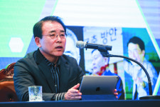 “사유의 시선 높여 금융의 새 장르 창도를” 조용병 회장 신한경영포럼서 강조