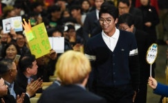 환영 받으며 입장하는 정현