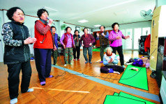 [포토] 한파 잊은 경로당의 노래 열기