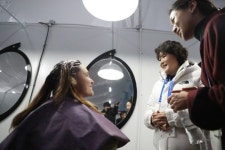 미용실에서 외국인 선수와 이야기 나누는 김정숙 여사