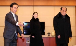 김여정에 자리 안내하는 조명균 장관